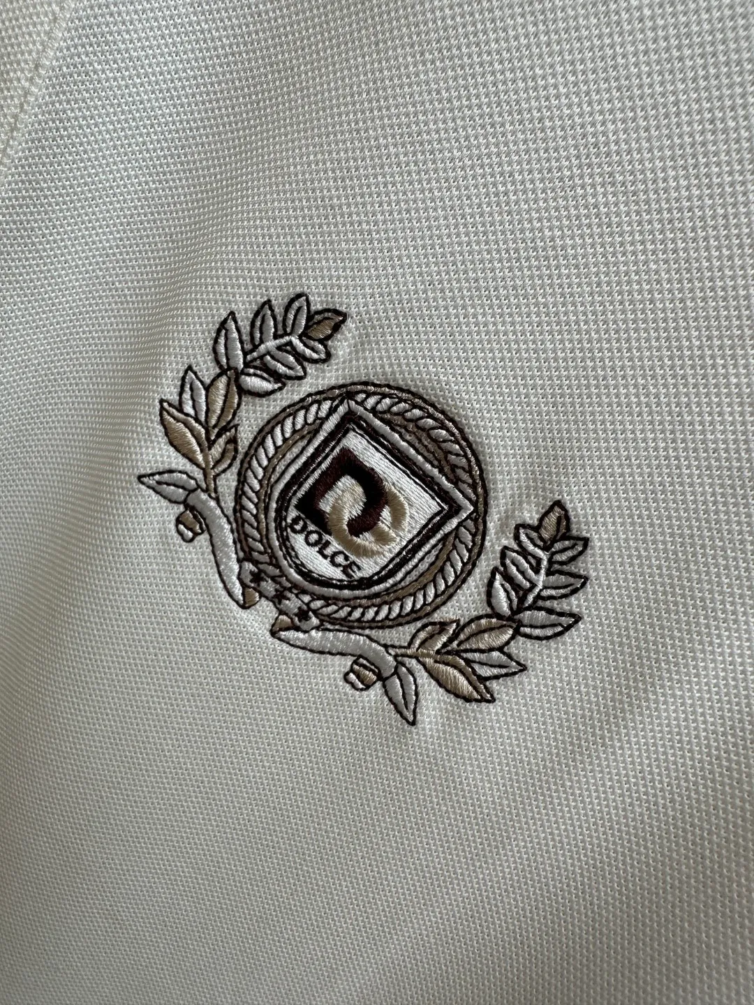 LP Spring and Summer New Arrival's first counter is the latest New Arrival lapel short-sleeved, refreshing and breathable. Premium customized design, avant-garde and fashionable! The brand logo is designed with heavy craftsmanship. It feels soft. It is comfortable to wear. It has exquisite counter-level stitching. It has fine workmanship. The upper body effect is incomparably handsome! A must-have item for a stylish man! Sizes:M-3XL